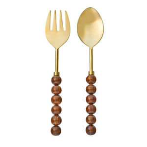 Ensemble de 2 cuillères à salade dorées avec manche sphérique en résine marron fait main, ustensiles de service modernes en acier inoxydable et laiton pour une table élégante - Product Image 1