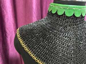 Collar de Armadura de Malla de Acero Hecho a Mano con Borde Chapado en Oro y Adorno Verde para Uso en Festivales - Product Image 5