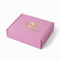 Boîtes personnalisées QJ en gros, boîte d'expédition en carton ondulé de luxe avec logo personnalisé en relief, finition douce au toucher, écologique, noir et rose