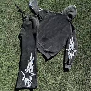 Conjunto Deportivo Y2K Negro con Cremallera y Capucha para Hombre, Sudadera a Rayas y Pantalones Jogger, Conjunto de Dos Piezas, 100% Algodón Felpa - Product Image 4