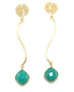 Boucles d'oreilles pendantes en laiton plaqué or 24 carats, style minimaliste, avec onyx vert taillé en spirale, forme coussin, monture closée - Product Image 1