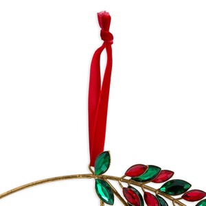 Couronne festive ornée de pierres précieuses, avec des feuilles en pierres rouges et vertes, décorée d'un cerceau doré suspendu et de trois oiseaux. - Product Image 5
