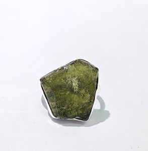 Anillo de Moldavita Cruda Hecho a Mano, Plata de Ley 925, Diseño Clásico Vintage, Antideslustre, Joyería de Lujo, Regalo - Product Image 1