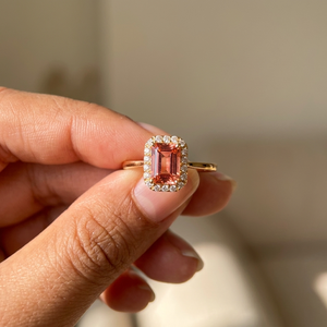 แหวนหมั้นเพชรทรงเอเมอรัลด์ประดับมอร์แกไนต์สีชมพู ดีไซน์รัศมี ทองคำ 18K สำหรับผู้หญิง - Product Image 2
