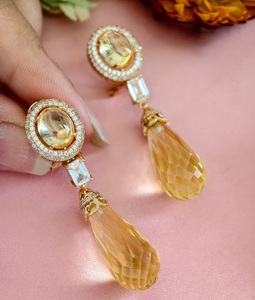 Pendientes de moissanita con baño de oro en latón de primera calidad, elegantes y de alta calidad, para mujer, colección para bodas. - Product Image 3