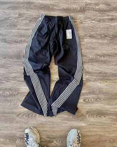 Pantalon de survêtement coupe-vent léger pour hommes avec taille élastique Logo personnalisé Bandes latérales en nylon et doublure en maille - Product Image 5