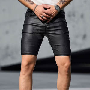 Shorts en cuir pour hommes avec ceinture ajustable, construction durable et style streetwear contemporain - Product Image 4