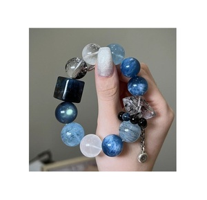 Bracelet en résine contemporain haut de gamme avec finition artisanale de luxe, accessoire de mode pour tous les jours et les occasions - Product Image 1