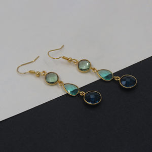 ต่างหูห้อยประดับพลอยหลากสีสัน อาทิเช่น กรีนอะเมทิสต์ อะพาไทต์ ลอนดอนบลูโทแพซ รูปดอกไม้สไตล์โบฮีเมียน |   กรอบตัวเรือนทองคำ 18K ทำมือ - Product Image 4