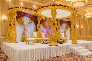 Mandap de madera dorado real para bodas gujarati, Mandap de madera tallada a mano para bodas indias en Australia - Product Image 4