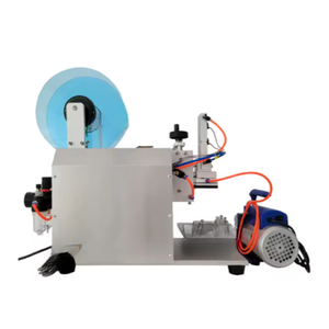 Machine d'étiquetage pneumatique pour bouteilles plates LT 60, haute précision, semi-automatique, pour surfaces plates en plastique - Product Image 4