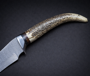 มีดเหล็กดามัสกัสทำมือพร้อมด้ามเขาสัตว์ |   ผู้จัดจำหน่ายมีดล่าสัตว์แบบตีขึ้นรูปด้วยมือ - Product Image 2