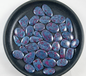 Pierre précieuse naturelle rare en rubis kyanite cabochon, point rouge, grande taille, dos plat, qualité collectionneur, exportateur de pierres précieuses en vrac, pierre enroulée de fil - Product Image 1
