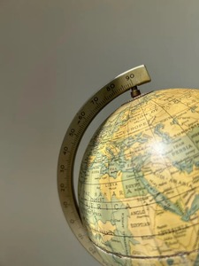 Globe terrestre artisanal en métal minimaliste avec design sphérique haut de gamme et finition nickel brossé pour les projets de design d'intérieur moderne - Product Image 4