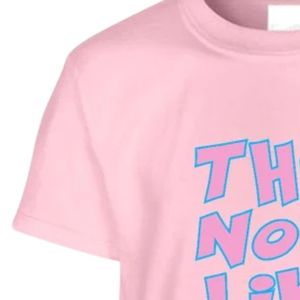 เสื้อยืดแขนสั้นสีชมพูอ่อนลายกราฟิกสำหรับเด็ก ลายพิมพ์ตัวอักษร "They Not Like Us" คอกลม สวมใส่สบายทุกวัน แฟชั่นเสื้อยืดเด็ก - Product Image 2