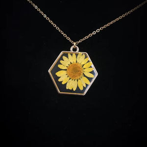 Collar Gargantilla de Resina con Flores Secas Prensadas de Animales y Pétalos de Margarita, Hecho a Mano, Venta Caliente en Etsy - Product Image 1