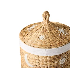 Panier en jacinthe d'eau brodé de lunes et d'étoiles avec couvercle conique et doublure en tissu, panier à linge décoratif tressé pour jouets - Product Image 3
