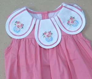 Robes pour bébés filles. La combinaison de broderie à la main et de broderie machine crée un design charmant. Les commandes personnalisées sont disponibles. - Product Image 6