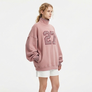 Sweat-shirt rose oversize à col roulé pour femme avec logo brodé numéro 27 sur le devant, épaules tombantes, manches longues, tenue décontractée d'automne - Product Image 1