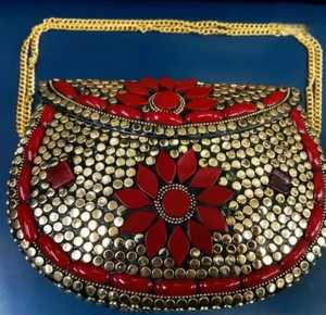 Bolso de mano de latón chapado en oro con forma irregular, con tachuelas e incrustaciones de nácar, diseño de moda. - Product Image 4