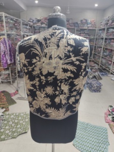 Chaleco Acolchado Floral para Mujer, Cuello en V, con Cordones, Bolsillos de Parche, Sin Mangas, Forro de Poliéster Tejido, Regalo para Ella - Product Image 6