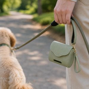 Dispensador de bolsas para excrementos de perro de cuero PU con logotipo personalizado en relieve, con correa para la muñeca, portátil. - Product Image 1