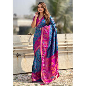 Sari Patola de Seda Suave Azul con Tejidos en Contraste, Colección de Chales de Lujo - Product Image 1