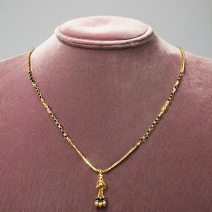 สร้อยคุมมังกัลสุตรทองคำแท้ 22K พร้อมลูกปัดสีดำและจี้แบบดั้งเดิม ดีไซน์อินเดียคลาสสิก - Product Image 2