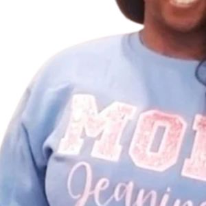 เสื้อสเวตเชิ้ตคอกลมแขนยาวลายกราฟิก MOM Jeannie สีฟ้าสำหรับผู้หญิง ผ้าฟลีซนุ่มสบาย สไตล์ลำลอง ดีไซน์ตัวอักษรสีชมพู ขายส่งสำหรับสุภาพสตรี - Product Image 2