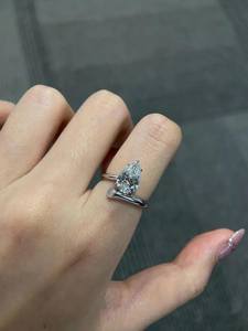 Anillo de banda abierta curvada con corte de pera alargado de 2.02 CT cultivado en laboratorio, diseño único para mujer, con oro macizo de 14K, para regalo de promesa nupcial. - Product Image 4