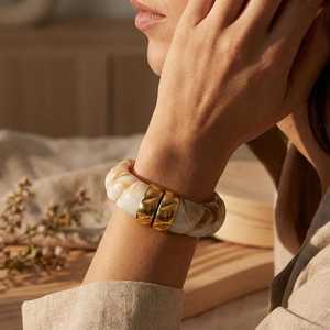 Brazaletes de Resina Hechos a Mano con Diseño Curvo Grabado y Moldura de Latón por Universal Overseas - Product Image 2