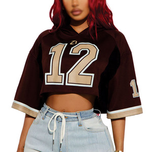 Camiseta deportiva corta de fútbol americano personalizada en negro y dorado, con cuello en V, de poliéster, estilo casual y atlético para mujer. - Product Image 2