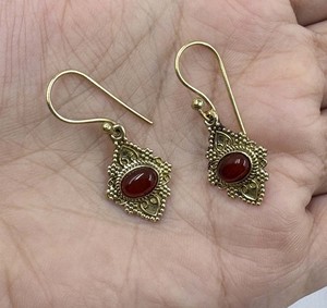 Boucles d'oreilles pendantes rondes en grenat plaqué or, faites à la main, avec pierres précieuses, vente en gros pour fêtes - Nouveauté très prisée - Product Image 2