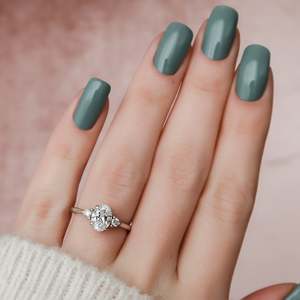 Anillo de compromiso de oro macizo de 14k con diamante cultivado en laboratorio certificado por IGI para mujer, engaste de puntas, corte ovalado y redondo, anillo de tres piedras. - Product Image 5