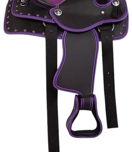 Selle Western Personnalisable de Haute Qualité pour l'Équitation, en Cuir Véritable Violet et Noir, avec Quincaillerie Nickelée et Arceau en Bois - Product Image 3