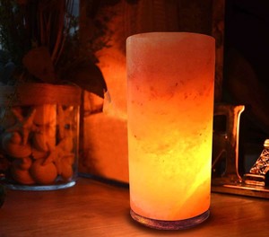 Lampe au sel rose de l'Himalaya en forme de cylindre en bambou forme solide raffinée du fabricant pakistanais emballée dans un sac - Product Image 1