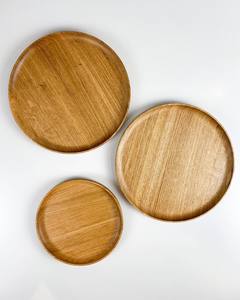 Assiette de service ronde en bois avec bord tourné, plusieurs tailles, chêne naturel, acacia, HORECA, gravure personnalisée OEM, Vietnam - Product Image 3