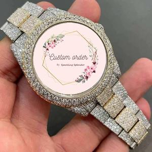 นาฬิกาหรูหราประดับเพชรโมอิสซาไนต์ VVS แบบกำหนดเอง ตัวเรือนสแตนเลสสตีล ระบบอนาล็อก ผ่านการทดสอบเพชร สไตล์ฮิปฮอป สำหรับทั้งชายและหญิง - Product Image 1