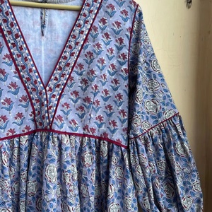 Robe maxi d'été faite à la main en coton, imprimé blocs, couleurs mélangées, broderie florale, style décontracté, robe longue pour femmes - Product Image 1