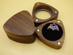 Boîte à bijoux en bois en forme de cœur, design classique, couvercle à charnières avec fermeture magnétique et intérieur en velours noir pour le rangement des bagues - Product Image 5