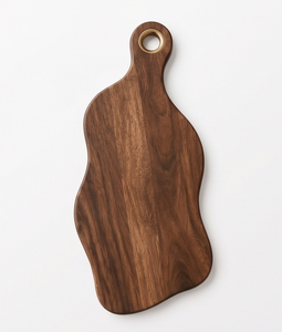 Planche à découper en bois de manguier finition noyer, planche à découper ondulée biologique avec poignée à œillet en laiton, plateau de service - Product Image 1