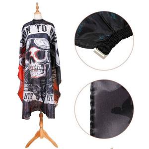 Capa Profesional de Peluquería con Estampado de Calavera, Capa de Barbero de Poliéster Resistente al Agua para Uso en Salón - Product Image 1