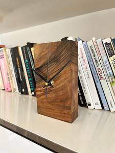 Horloge de bureau en bois artisanale, décoration d'intérieur faite à la main, horloge de table intelligente, alimentée par piles, chambre à coucher, bureau, salon, salle à manger - Product Image 5