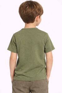 T-shirt Henley vert olive pour garçons, coton premium, manches courtes, décontracté, avec détail poche avant, doux et confortable - Product Image 3