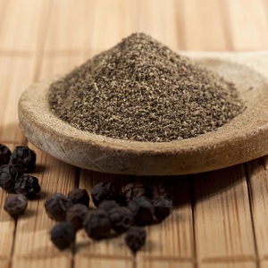 Pimienta negra orgánica en polvo y granos enteros, directamente del origen en Vietnam - Product Image 1