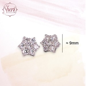 เชอร์รี่ จิวเวลส์ |   ต่างหูเพชรแท้ทรงกลมเจียระไนแบบบริลเลียนท์ ทองคำขาว 18K ดีไซน์ดอกไม้ สไตล์คลาสสิก เครื่องประดับสำหรับผู้หญิง - Product Image 2