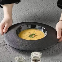 Assiettes en porcelaine artisanales de style japonais, texture organique, blanc et noir, bord large, finition mate sous glaçure, durables, sans BPA