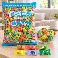 Assortiment de bonbons dans des emballages individuels colorés pour les boutiques de détail et les tables de bonbons de mariage