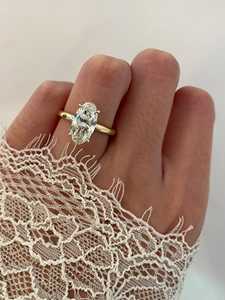 Bague de fiançailles solitaire ovale en diamant de laboratoire de 3 carats, sertissage tulipe, tendance, plaqué or 18 carats, bague d'anniversaire - Product Image 1