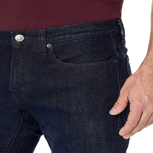 Jean en denim délavé foncé coupe droite slim fit en coton de poids moyen pour homme, style décontracté, collection automne 2026, disponible à la vente en ligne - Product Image 4